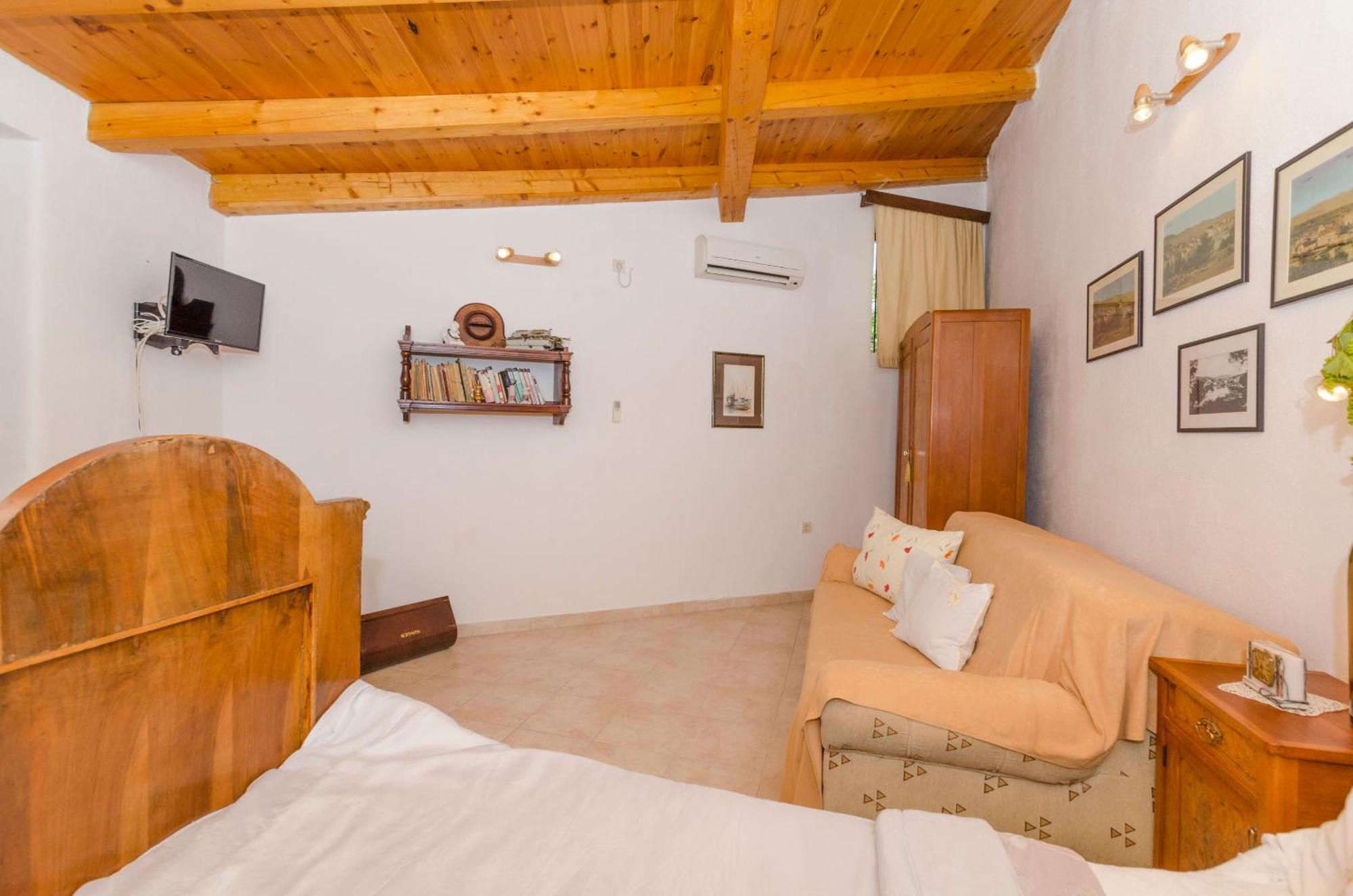 Draga - Traditional & In Center Vrboska