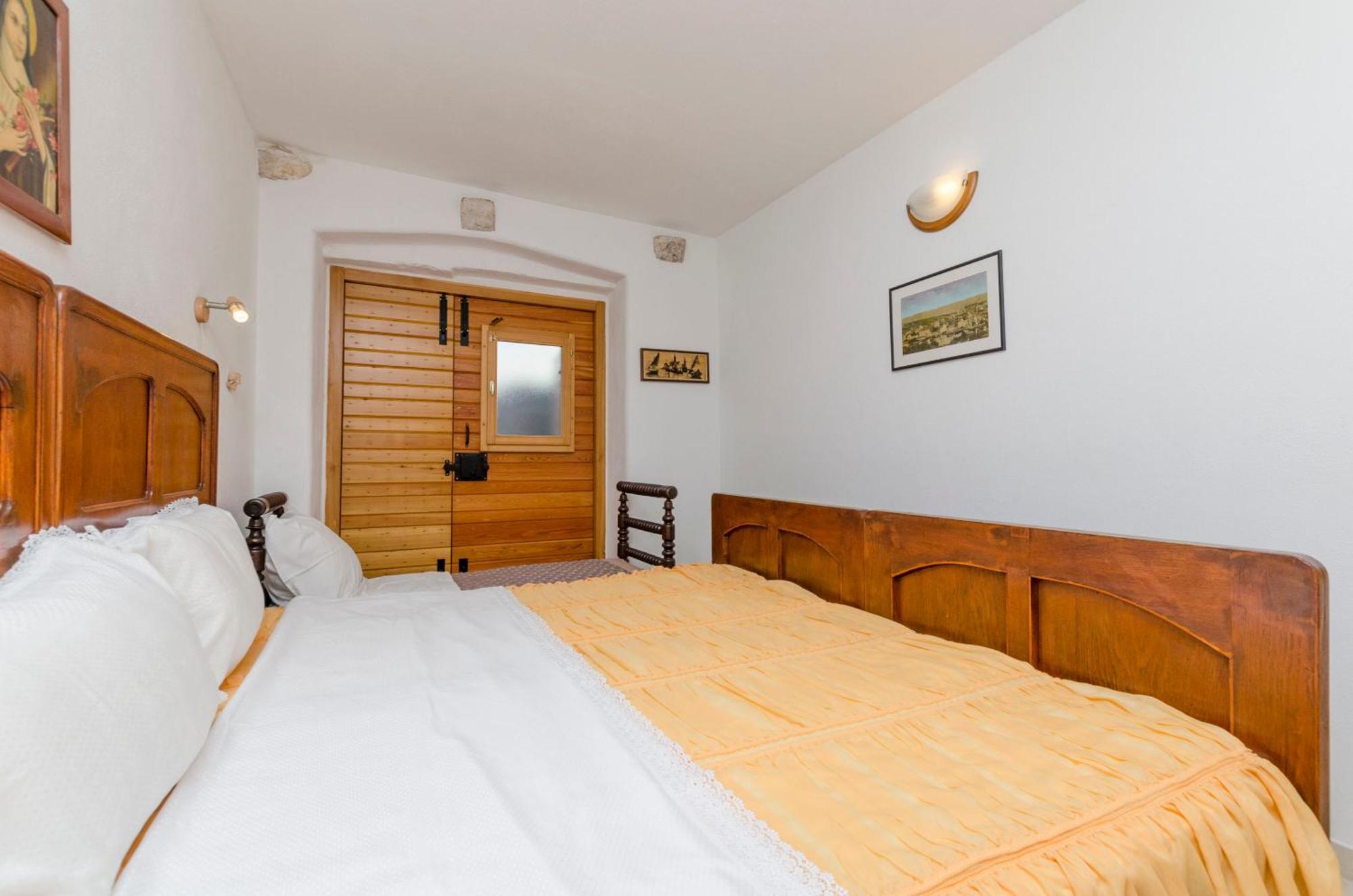 Draga - Traditional & In Center * Vrboska