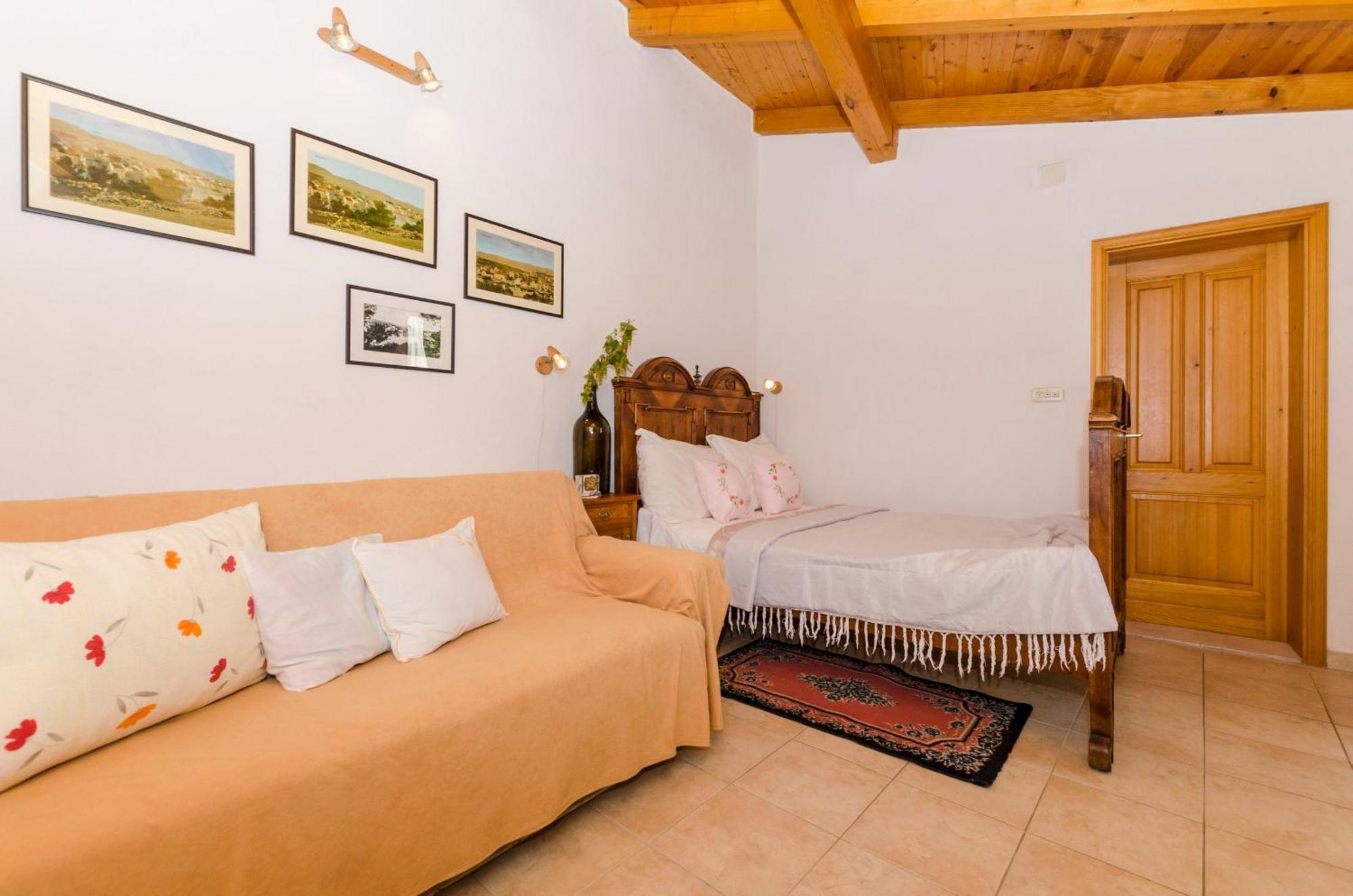 Draga - Traditional & In Center